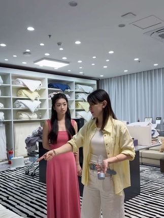 抵达杭州了,丢妈既是婆婆又是老师,带着准儿媳来做家纺专场,丢妈传授毕生经验给千千,千千学习的相当认真,期待19号!