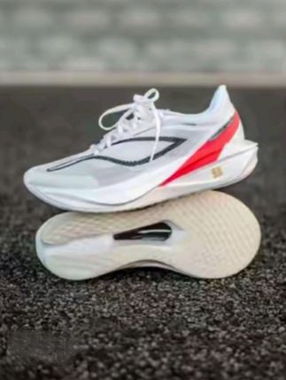 #碳板竞速跑步鞋 #夏季超轻回弹减震跑鞋 #透气回弹专业运动鞋 #超轻减震跑步鞋男 #运动跑步鞋男 @巨量千川