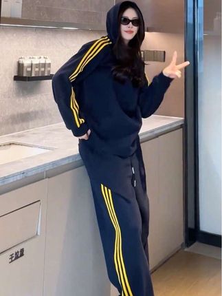 男女同款美式高街撞色三条杠休闲时尚套装 #显高显瘦 #出街穿搭 #今年最流行穿搭 #运动套装穿搭 #时尚搭配服装