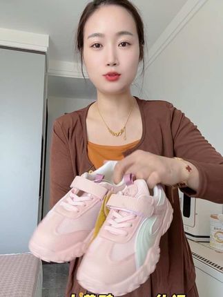给孩子选鞋子,一定要选这种透气又舒适的,这双儿童休闲运动鞋是今年的新款,网面设计非常透气,夏天穿也不会闷脚,而且它很轻便舒适,穿上就像没穿一样轻松自在。无论是跑步还是日常出行,都可以穿它#双网运动鞋#休闲阿甘鞋