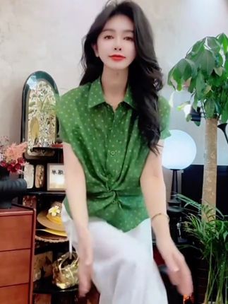 #夏日通勤休闲穿搭 #夏季游玩做自己的穿搭达人 #夏日穿搭有这搭配公式就够了 #不见得无袖就等于不好看 #毫不费力的夏秋过渡穿搭 @DOU+小助手