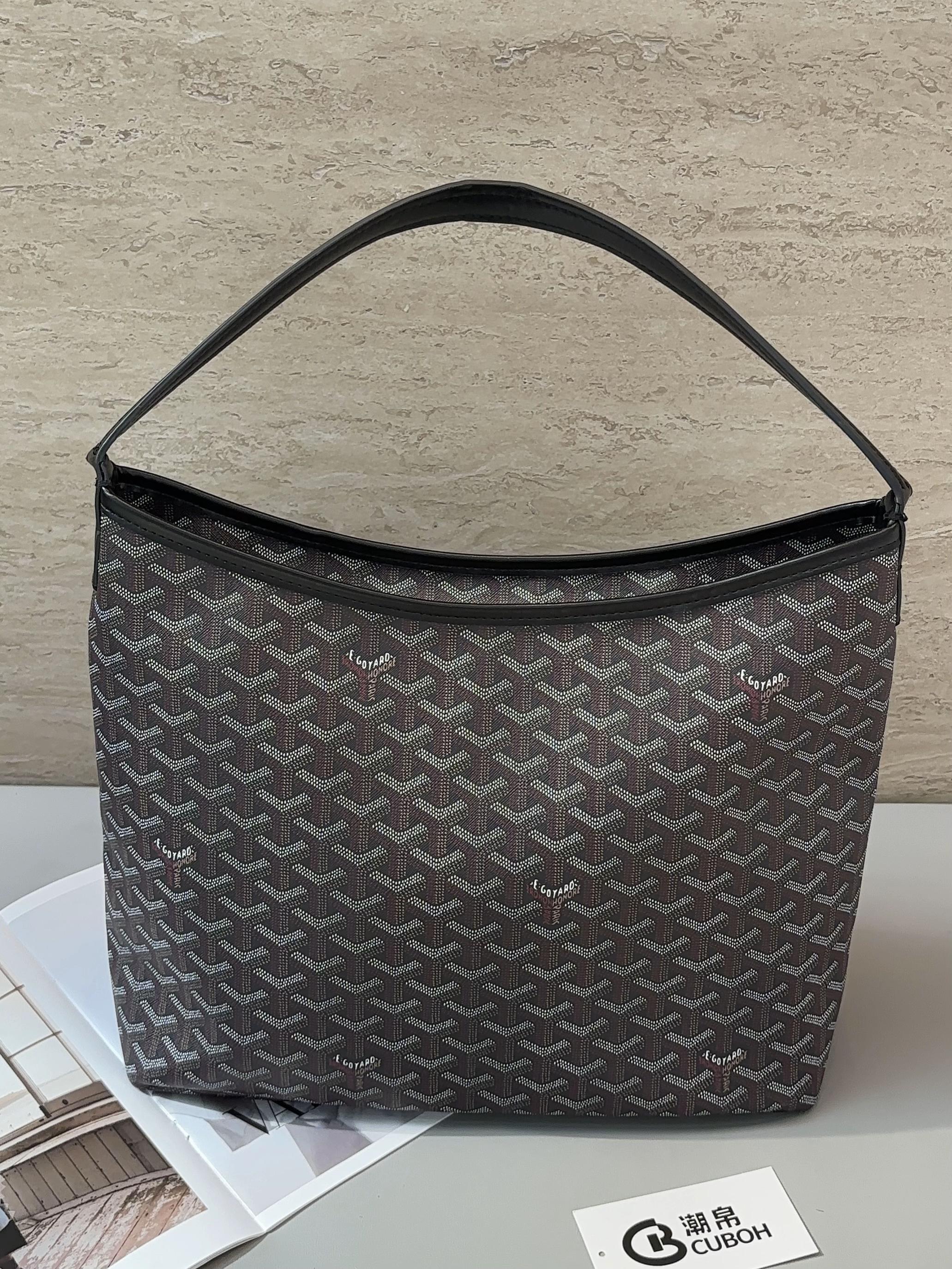 戈雅GOYARD HOBO有必要放内胆吗。谁懂戈雅HOBO的小烦恼?软塌易瘪、内里难清洁、找物靠“盲摸”,直到遇见这款内胆包才被彻底拯救! 它专为HOBO定制,隐形不破坏版型,还能撑起包型;分区设计让耳机、化妆品各归其位,翻包超省心。杜邦纸材质轻若无物,防水耐磨,咖啡、口红印一擦就净,完美保护包包内里。 平价小物品提升爱包实用性还护包,爱包党闭眼冲!#戈雅 #goyard #goyardhobo #狗牙包 #潮帛内胆包