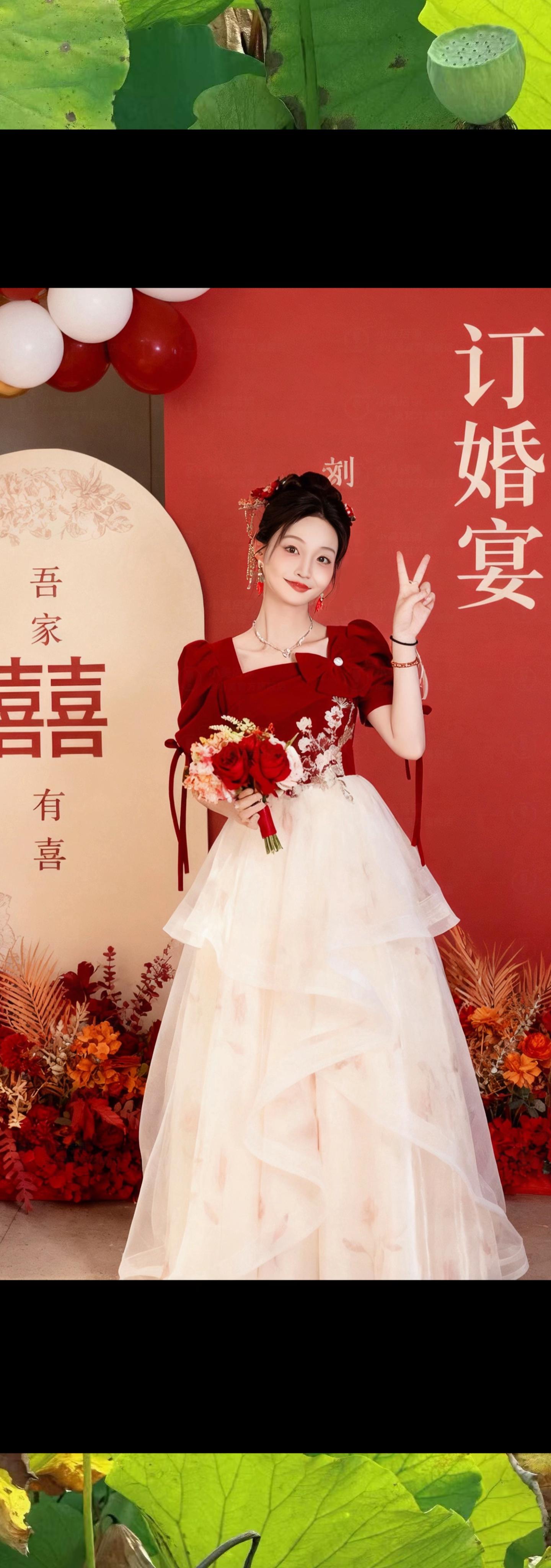 试衣间的暖光落在酒红色礼服上,苏念转了个圈,暗纹牡丹随着裙摆轻晃。这是她挑了许久的订婚敬酒服,新中式立领衬得脖颈修长,微收的腰腹设计藏住赘肉,轻奢缎面泛着细腻光泽,小众又显高级。 “好看。”顾景琛的声音从身后传来。他递过一支玉簪,指尖不经意擦过她的发尾,“配这个,刚好。” 苏念对着镜子笑,酒红映得她脸颊发烫。“回门穿也合适。”她轻声说。 顾景琛从身后轻轻环住她,下巴抵在她发顶:“订婚礼上,你就是最亮眼的。”镜中两人相叠的身影,与礼服上的暗纹一同,晕染出满室暖意。#红色系 #最美新娘👰 #红色喜庆 #备婚日常 #结婚