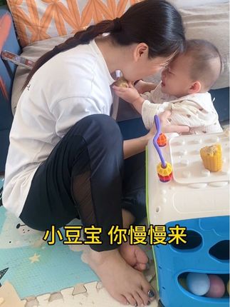 #车祸失去妈妈#思念妈妈#姑姑带娃记@胡念余 豆豆喂姑姑吃玉米