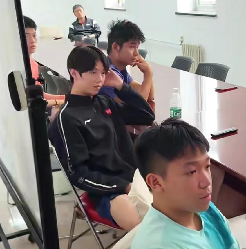 志强他们一起看了头哥的比赛