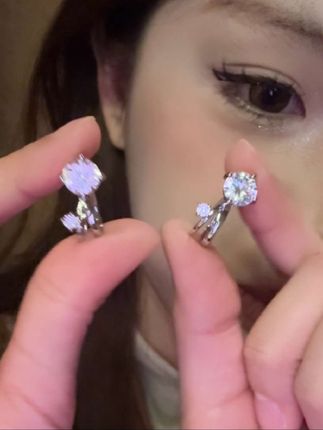 分享一款超闪的耳夹,它是由一颗大钻和一颗小钻组成的,而且它这个耳夹的弧度呢,是正好贴合我们的耳轮廓的,所以说戴上之后呢就一点都不疼。你看我这样子晃动它都是非常的牢固的,根本就不会掉。日常你不管是搭配毛衣啊、卫衣还是戴个帽子啥的都很好看。#耳饰搭配 #精美耳饰 #耳饰 #时尚耳饰 #耳饰分享