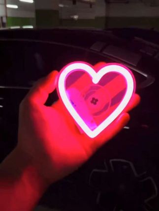 女朋友送的三角窗爱心灯也太帅了吧,快给你的对象也来一个吧#三角窗摆diy #车载氛围灯#爱心摆件#汽车装饰#汽车好物 #爱心摆件