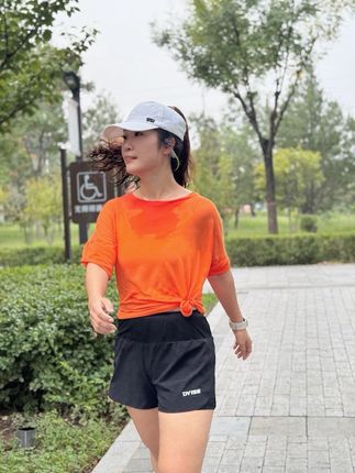 #爱生活爱运动 #一赵一夕 #跑步打卡 把世界调成静音模式,只留耳机里的鼓点和自己的呼吸,晨跑的路,每一步都在和喜欢的音乐击掌。我的快乐来自于跑步搭子们和耳机里的音乐🎶!#你跑步了吗 视频里的点赞,爱心,飞吻送给我的摄影师和我的粉丝们哈哈哈@奔跑哥 @二丫头