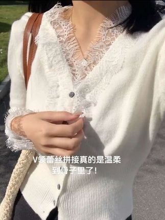 V领蕾丝拼接真的是温柔到骨子里了!#欧尼穿搭 #穿出高级感 #高级感穿搭 #韩搭 #蕾丝打底衫