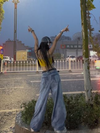 与其躲雨,不如痛快淋雨,不管几岁,快乐万岁#雨中跳舞 #舞蹈老师日常#党琼舞蹈