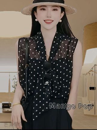 前后两穿时尚百搭上衣   这件前后两穿的上衣太懂穿搭了!正面简约利落显气质,反面设计暗藏小心机,一衣两穿解锁双倍风格。修身剪裁巧妙藏肉显瘦,面料透气舒适不挑身材。搭配牛仔裤、半身裙都超洋气,轻松hold住通勤约会,时尚感与实用性满分~#女装#大码女装#谁穿谁好看#显瘦穿搭#气质穿搭