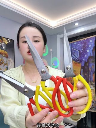 这可不是普通的剪刀,它可是能剪钢板的锰钢工业剪!平时剪个纸壳、塑料袋什么的都是小意思,就连厚厚的牛皮都能一刀剪断,而且长时间使用也不会生锈变钝。它的刀口非常锋利,家里备上一把,不管是拆快递还是做手工都很方便#多功能剪刀 #剪刀 #超便宜超划算 #便宜好物
