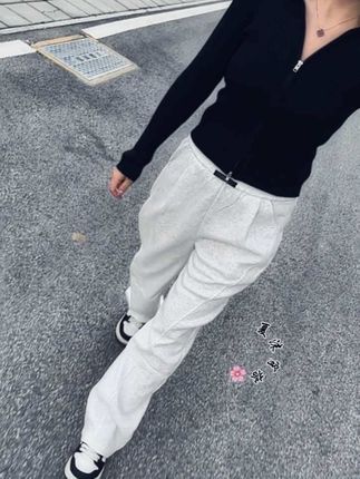 我们总以为来日方长,却不知这世间,有太多遗憾来不及收场,生命来来往往,来日并不方长,再见不一定能再见。#早秋穿搭#休闲风#小个子女生#梨形身材穿搭大赏#秋季不露腿穿搭