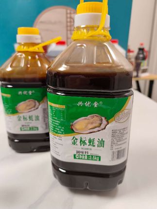 厨房调味神器,5斤装金标蚝油来啦!烧烤提香、炒菜增色、拌馅增鲜,一勺唤醒味蕾,普通菜也变美味。, ,大桶装实惠又顺手,不用频繁补货。调蘸料、腌食材都鲜香,朋友聚会做菜,轻松成餐桌焦点。, ,囤一桶,轻松搞定各种美味!趁划算入手,让每顿饭鲜香翻倍~,#蚝油#蚝油生菜#金标蚝油 #超便宜超划算#美食 #蚝油