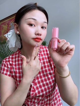 #变色润唇膏 真的很好用,如果你也嘴巴干裂起皮涂口红不好看的,那就试试它,自带颜色的,涂上滋润又有气色,不易脱色#润唇膏#不沾杯不掉色#秋冬必备#唇部护理