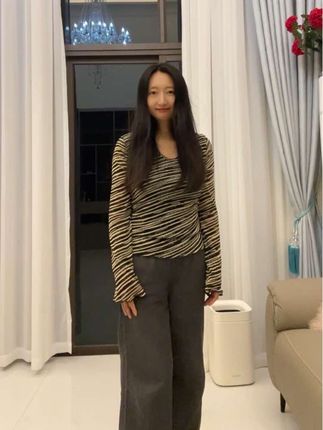 #我要上热门#慵懒风 #微胖女生 #条纹v领t恤 #适合自己的才是最好的