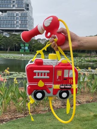 夏天的快乐就是玩水,给娃备一个#背包水枪,走哪都能玩,容量大还不漏水,玩得不亦乐乎。#水枪#玩水的季节#水枪大战 #水枪玩具