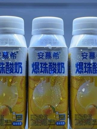 哇塞,慕希居然出了新品黄桃燕麦爆珠酸奶,口感是真的特别好!精选优质生牛乳搭配黄桃和进口燕麦,一口下去,清甜的黄桃和浓稠的酸奶交织融合,口感丝滑绵密,每一口都能嚼到q 弹的爆珠在嘴里炸开,层次丰富,真的越喝越上头!没喝过的一定要尝尝!#安慕希 #酸奶 #好喝到心花怒放 #仙女都在喝什么 #好喝不贵