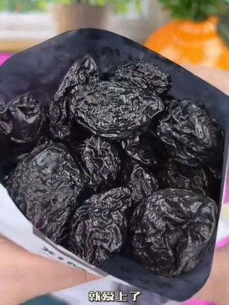 #好物推荐🔥 这个西梅干颗颗饱满,果肉厚实,咬一口哏啾啾糯叽叽的,爱吃西梅干囤起来呦#上热门🔥 #解馋零食 #好吃到停不下来