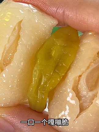 超爱这种不吐骨头的感觉太爽了!酸酸辣辣嘎嘣脆嫩!#鸡脚筋#饱咕噜 #越吃越上头 #泡脚凤爪