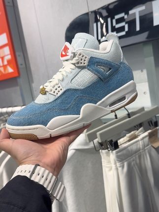 AJ4水洗丹宁 AJ4 "Worn Blue'牛仔渐变蓝配色 鞋面丹宁牛仔布材质 深浅蓝交替 鞋带细节金色“Family”字母装饰扣✨ 更添高级感 上脚帅到不行‼️#Nike #AJ4 #AJ4水洗丹宁 #AJ
