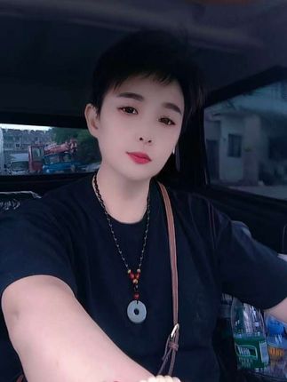 #落叶的情意 落叶不是离别,是树给大地写的一封长信,字里行间全是温暖的牵挂。#落叶知秋