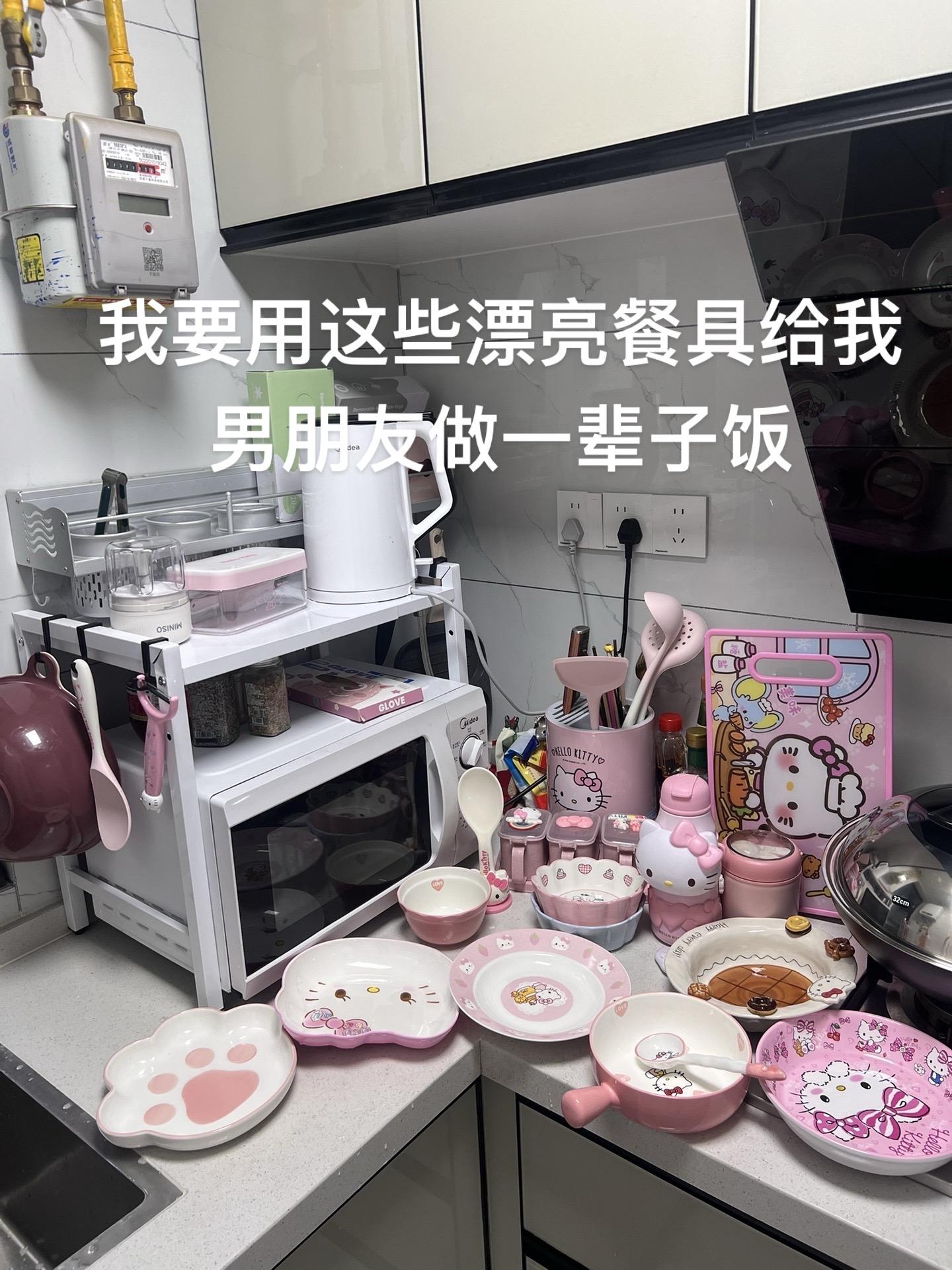 #幸福感 #记录 平常做饭是用的白色餐具,一些好看的餐具也是个人喜欢为了收藏拍照,然后图里面的餐具我看了有两个是釉上彩,后面会换掉,其余都是釉下彩均可使用,建议大家买餐具的时候也尽量选择颜色不花釉下彩的 ,大家也不要争论该男孩子做饭还是该女孩子做饭,我觉得不管谁做饭 ,只要两个人过得开心幸福好了,然后呢,主播也是有工作的,有天天上班并不是说在家里全职做饭 ,做饭仅个人爱好 希望某些人嘴上留请