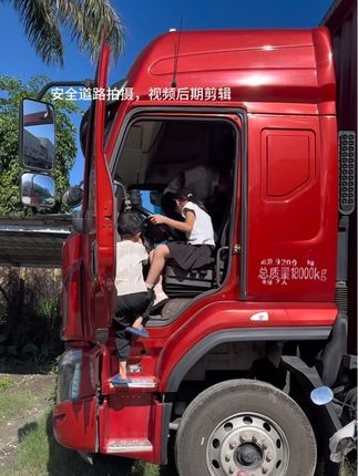 小孩子也慢慢长大,也能理解我们在外赚钱的不易,看到小孩这么乖巧懂事,一切的付出都值得了!