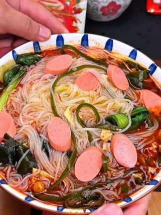 在外的陕西娃,想家了就嗦碗大秦香米线!麻麻辣辣嗦一口太过瘾了#速食美食 #大秦乡#陕西米线