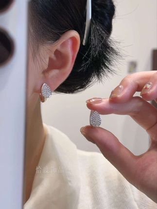 适合日常搭配的设计感水滴耳环,上耳精致又显气质,出门随意搭配都好看,姐妹们快入#耳环控 #饰品 #小众设计感 #百搭单品