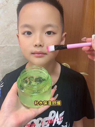 入秋后天气干燥,孩子的小脸也要好好补水啊!推荐这款#袋鼠杰克 专为儿童设计的#芦荟胶,植萃成分很温和,补水保湿舒缓,孩子的小脸水嫩嫩的#儿童芦荟胶 #母婴好物