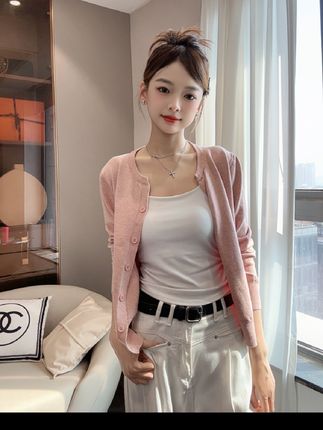 谁能想到我三十来块钱啊,居然抢到一件这么洋气的针织小开衫,你看是不是还挺好看的?最主要价格便宜就算了,还给咱们带运费险的啊,一整个小版型啊,就是这种宽宽松松的,无论你是肩宽背厚还是肚子上有肉,通通都可以穿。像这种针织小开衫就特别的实穿,无论你是内搭还是外穿都很合适。他这个是非常柔软细腻的一个针织面料,软软糯糯的,而且是这种高支高密高弹的啊,一整个小版型啊,也是这种宽宽松松的,很有余量,回弹性还好,你瞅瞅,就连人家这个扣子全是做了这种同色系的,像这种小开衫穿起来就很减龄又很时尚#好物推荐🔥 #时尚百搭#爆款热卖