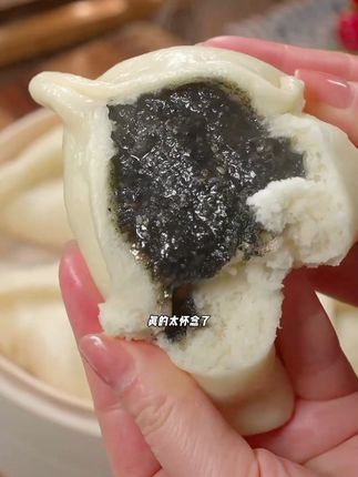 这个糖三角你们一定要尝一尝,面皮软乎乎的真的巨好吃,里面的红糖芝麻馅,一口流星一口下去都是小时候的味道,早餐搭配个牛奶稀饭或者是豆浆真的超过瘾,家里大人孩子都爱吃#太好吃了 #糖三角#美味早餐 #小时候味道
