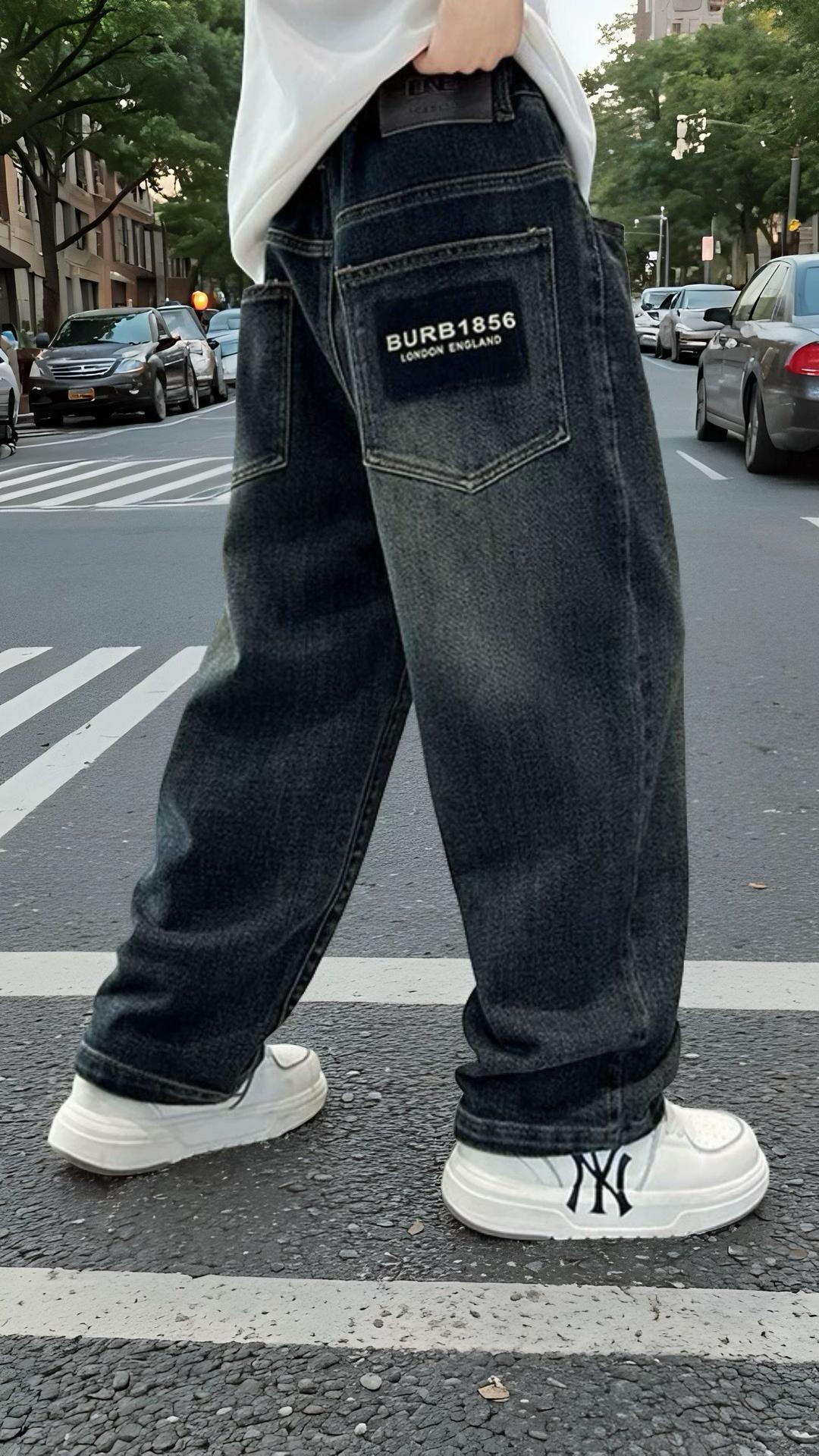 宝子们!给儿子买裤子挖到宝了谁懂啊!这条男童牛仔裤也太好穿了吧✨ 看这版型,宽松又挺括,中大童穿完全不束缚,跑跑跳跳都自在~复古牛仔色很有质感,口袋上的字母标还带点小设计感,随便搭个白T就很潮,儿子穿上直接变成小区里最靓的崽! #男童穿搭 #儿童牛仔裤 #春秋童装 #中大童穿搭 #百搭裤子