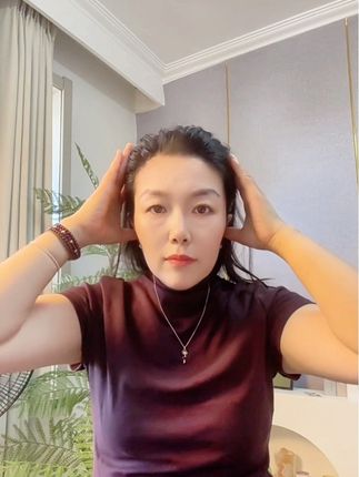高颅顶发箍,氛围感直接拉满~###简单发型   发箍一戴,高颅顶脸小两不误  #简单发型 #我的发型我做主 #网红发饰#发量