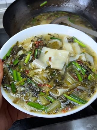 浆水酸菜面 作为一个西北人人,吃啥都不如吃一碗浆水面,再吃都不腻#浆水面 #浆水菜 #好香啊#地方特色美食