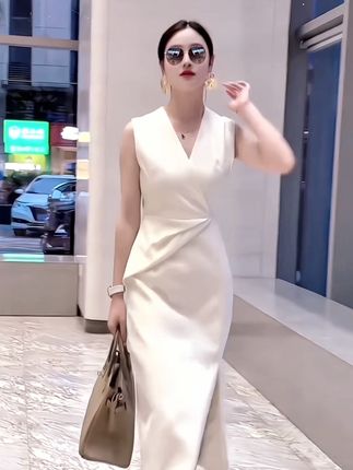 真的一眼就爱上这款夏季新款连衣裙!V领无袖设计,清爽又显气质,收腰剪裁勾勒曼妙身形,中长开衩增添小性感,白色轻奢质感拉满,日常通勤、约会聚会都能穿,百搭不挑人。面料舒适透气,夏天穿超合适,谁穿谁好看,喜欢的姐妹别犹豫,赶紧入手,让你轻松美一夏!@DOU+小助手 #夏季新款连衣裙 #时尚连衣裙 #高级感连衣裙 #气质连衣裙 #谁穿谁好看