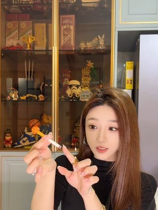 我原本以为它只是个艺术品,没想到它竟然还是个棒棒糖,而且还是这种可以拆开重组的,可以变成各种不同的形状,真的太有意思了。它的外观设计真的很特别,把它插进雪糕或者蛋糕里,瞬间就变成了一个艺术品,喜欢的朋友千万不要错过了,赶紧买回家试试吧!
