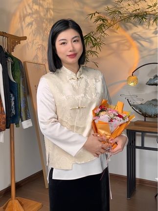 新中式早秋气质穿搭,马甲衬衣丝绒裙,百搭气质不出错💕💕 #新中式穿搭 #谁穿谁好看系列 #国风美永不过时 #气质穿搭 #国风服饰