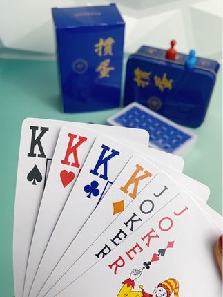 创新四色窄版塑料掼蛋专用扑克,集一身优点,马口铁盒收纳整齐携带方便,窄版尺寸握感轻松舒适,四色牌面理牌一目了然。不再错过大牌,厂家直发价格超便宜超划算性价比之选!#四色掼蛋 #四色掼蛋扑克 #窄版掼蛋扑克牌 #超便宜超划算 #是时候安排一下了