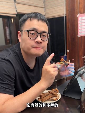 一边玩游戏,一边啃鸭小腿的娱乐时间。 #太好吃了 #太香啦 #陈阿炳风干鸭小腿