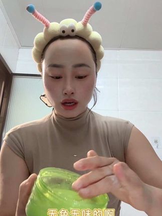 #护肤分享 #vlog日常 #自用好物推荐 #芦荟胶推荐 夏天到了,芦荟胶真的少不了,每次洗完脸之后我都会涂一层,真的超级水润保湿!而且它还是这种清透水润的质地,冰冰凉凉的好舒服,上脸特别清爽还不粘腻,皮肤瞬间就变得水嫩光滑了。如果你也是大干皮的话,一定要试试这个芦荟胶补水保湿