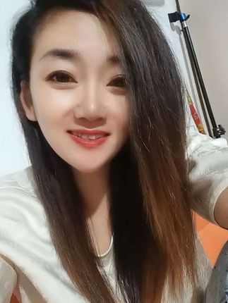 我要感谢那个一直很坚强的自己: 这一路走来,真的不容易。多少回跌入低谷,又多少次咬牙撑住;多少次快要放弃,却还是擦干眼泪,迎向风雨。 这些年,能替我扛事的,只有我自己;能真正给我底气的,也只有我自己。在那些无人问津、独自硬撑的时分,我没有逃,也没有倒下。因为我渐渐明白:人这一生,能带你穿越风雨的,从来不是谁递来的伞,而是自己那颗坚定不移的心。就算经历过背叛、失望和迷茫,我依然选择真诚地对待生活,坦荡地面对自己。或许正是这些经历,炼出了我如今的勇敢和底气,风再大雨再急,我能自己走下去;岁月漫长,我能保持初心。这才是生命最硬的支撑。 致敬每一个在风雨中独自奔跑的人。你的坚持,终将美好。❤️❤️#往后余生এ゛ #重生 @DOU+小助手