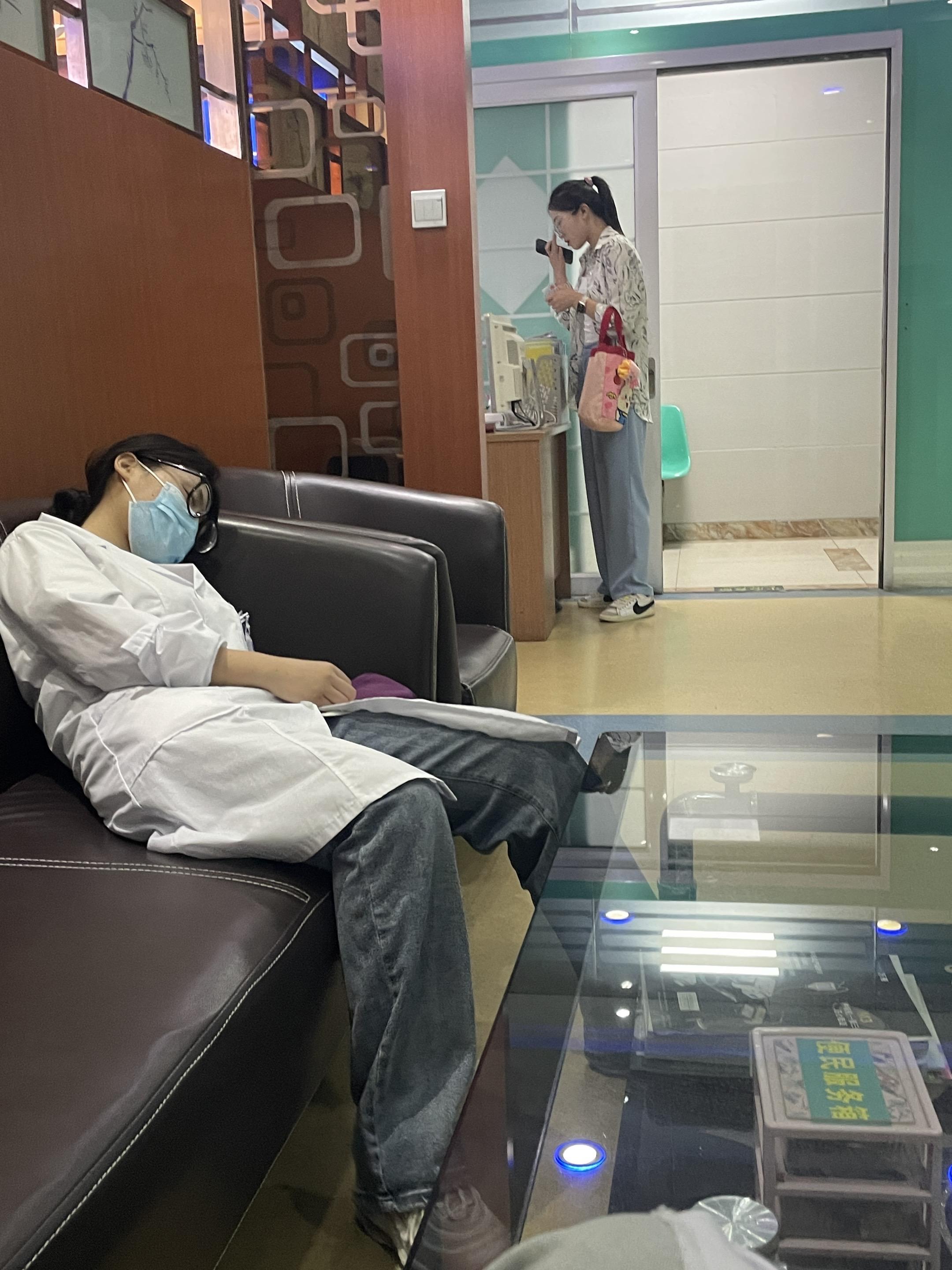 上班基础下班就不基础#牙医 #上班前vs下班后 #医生日常