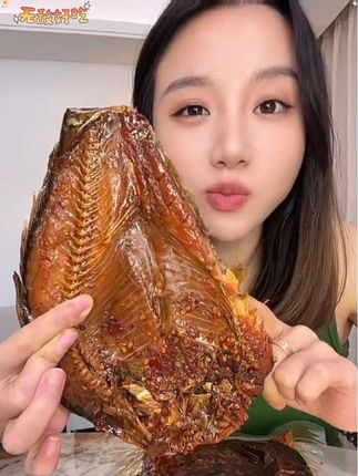 湖南特色酱板鱼真正的够辣!够味!香辣入味,肉质紧实有嚼劲,越嚼越香,连骨头都入了味,下饭追剧真是绝了#酱板鱼 #湖南特产 #手撕酱板鱼#香辣手撕鱼#抖音美食推荐官