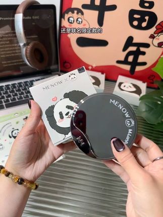 想要定妆牢还怕卡粉的你就来试试#美诺 这款比脸还大的提气色粉饼!性价比真的直接拉满!!#平价彩妆#定妆#底妆#分享爱用物