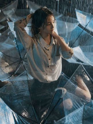 我对恋如雨止这个IP的贡献,大概就是提供了一个拍完如何解决雨伞的思路🙃 #摄影分享 #摄影教程 #恋如雨止 #抖音摄影美学大赏 #摄影花絮