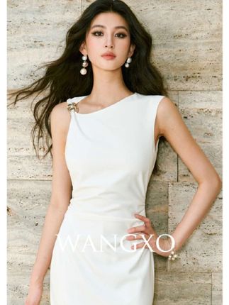 姐妹们快来看看这条超美的连衣裙!它采用了独特的斜领设计,加上 精美的金属镶饰,显得特别高级大气。而且它的面料是那种很有弹性的材质,穿着非常舒服,一点也不勒人~#小贵但包出片的连衣裙分享 #高级感穿搭 #旅行穿搭 #长裙 #女人味穿搭