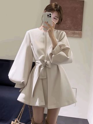 【女装短款风:衣外套女2025春秋显瘦灯笼袖小个子大衣爆款短外套】#外套穿搭 #高级感穿搭 #风衣外套中长款 #说好的随便穿穿去看秀 #流光机能风穿搭太有生命力了
