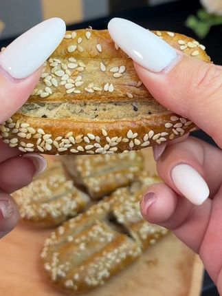 这个荞麦椒盐酥真的太好吃了,趁划算我又囤了两箱。它是非油炸的,采用低温烘烤工艺,外面是一层酥皮,里面是满满的椒盐和芝麻,吃起来咸香酥脆,越嚼越香,而且它还是粗粮制品,不含蔗糖,管理期也可以放心吃,平时饿了馋了来两个,好吃又没有负担。#零食对我下手了 #美味零食 #儿童零食 #还是小时候的味道 #太好吃了